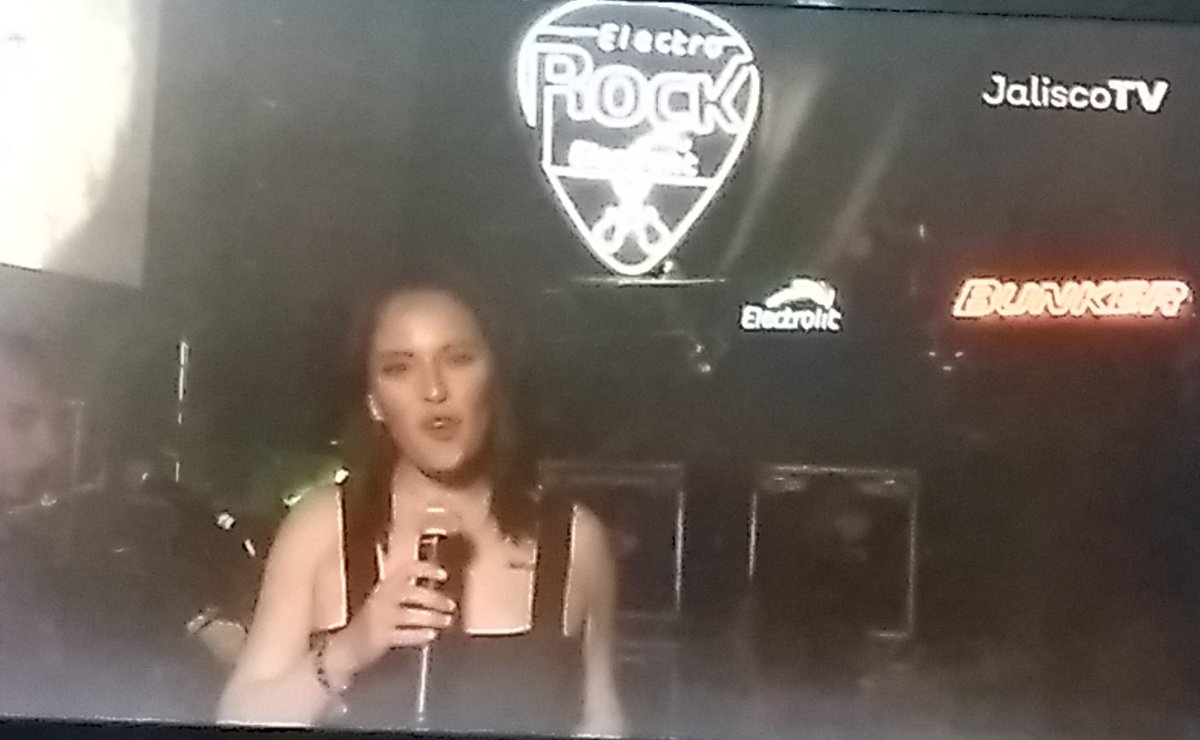 elcachohedz77's tweet photo. Lo más bonito del #ElectroRock6 @vanemaxima 😘😘
#Maxima1067fm @MAXIMA1067FM @Electrolit https://t.co/R24ttYHJwk