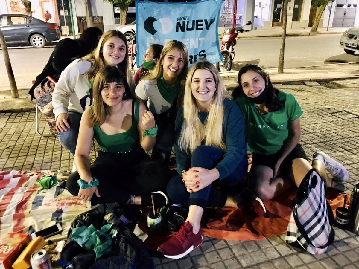 JPDolores's tweet photo. más igual.
Por las generaciones pasadas que nos marcaron el camino, por nuestra generación y por las que vendrán.
Tiene que ser Ley. Va a ser Ley.

#AbortoLegal2020 https://t.co/cpIuDewtxu