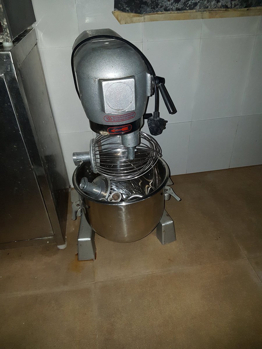 cakeaberry1's tweet photo. Selling workshop equipements. DM for prices
1)Double deck oven
2)freezer
3)fridge
4)planetary mixer
5) 1 1/2 ton ac 
6) visi cooler fridge https://t.co/B7KLNLm55t