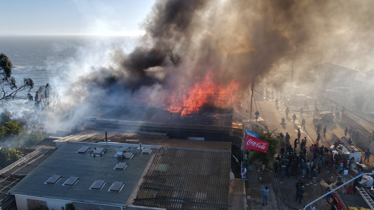 CBSA1913's tweet photo. Esta tarde nuestras 4 compañías en conjunto con CB. Cartagena, CB. El Tabo, CB. Algarrobo, trabajaron en incendio estructural en calle  Infanta Isabel, Cerro Alegre.
A cargo de la emergencia nuestro Comandante (S). Don José Luis Faundez.
https://t.co/uSmce4Fql8 https://t.co/YCl8N3vHa0