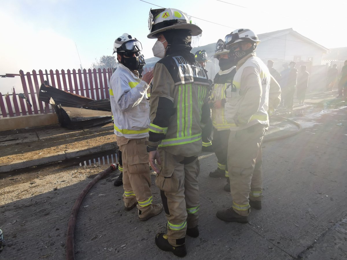 CBSA1913's tweet photo. Esta tarde nuestras 4 compañías en conjunto con CB. Cartagena, CB. El Tabo, CB. Algarrobo, trabajaron en incendio estructural en calle  Infanta Isabel, Cerro Alegre.
A cargo de la emergencia nuestro Comandante (S). Don José Luis Faundez.
https://t.co/uSmce4Fql8 https://t.co/YCl8N3vHa0