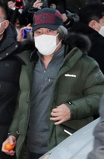koryodynasty's tweet photo. He will have to wear an electronic ankle monitor, while CCTVs have been installed near his residence. Brightness level of nearby street lights has been raised.

There's been huge public outcry over what has been seen as too lenient a punishment for his crime against a minor. https://t.co/aaBXCcNT6h