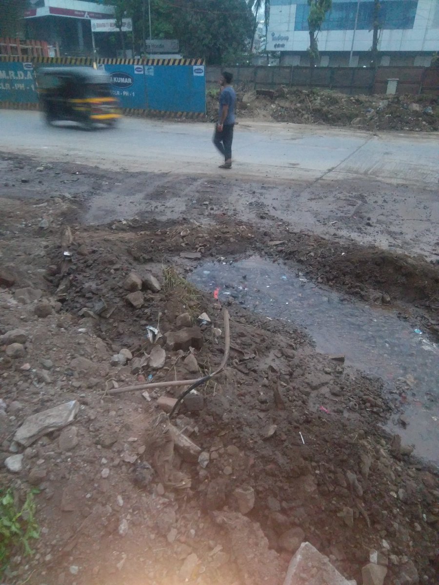 RobnVgs's tweet photo. @mybmcWardHE @mybmcHydEngg @AlkaSasane @TMS190 @ks5084 @dsa_charles Water leakage at Central Plaza Junction on CST Rd Kalina just outside 'Burger King' shop. Huge qty of fresh water going waste daily. Vidyanagari Parisar ALM https://t.co/JMqfWXMzR4