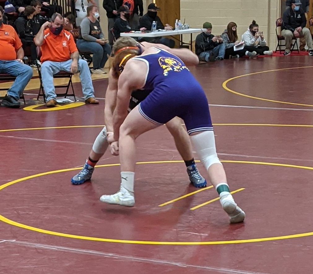 MonarchGrappler's tweet photo. It's championship singlet time in our final match of the night! Up now is Jaxson Hildebrand at 195.
#ScoreFirstScoreLast https://t.co/q40Tt9l9bH