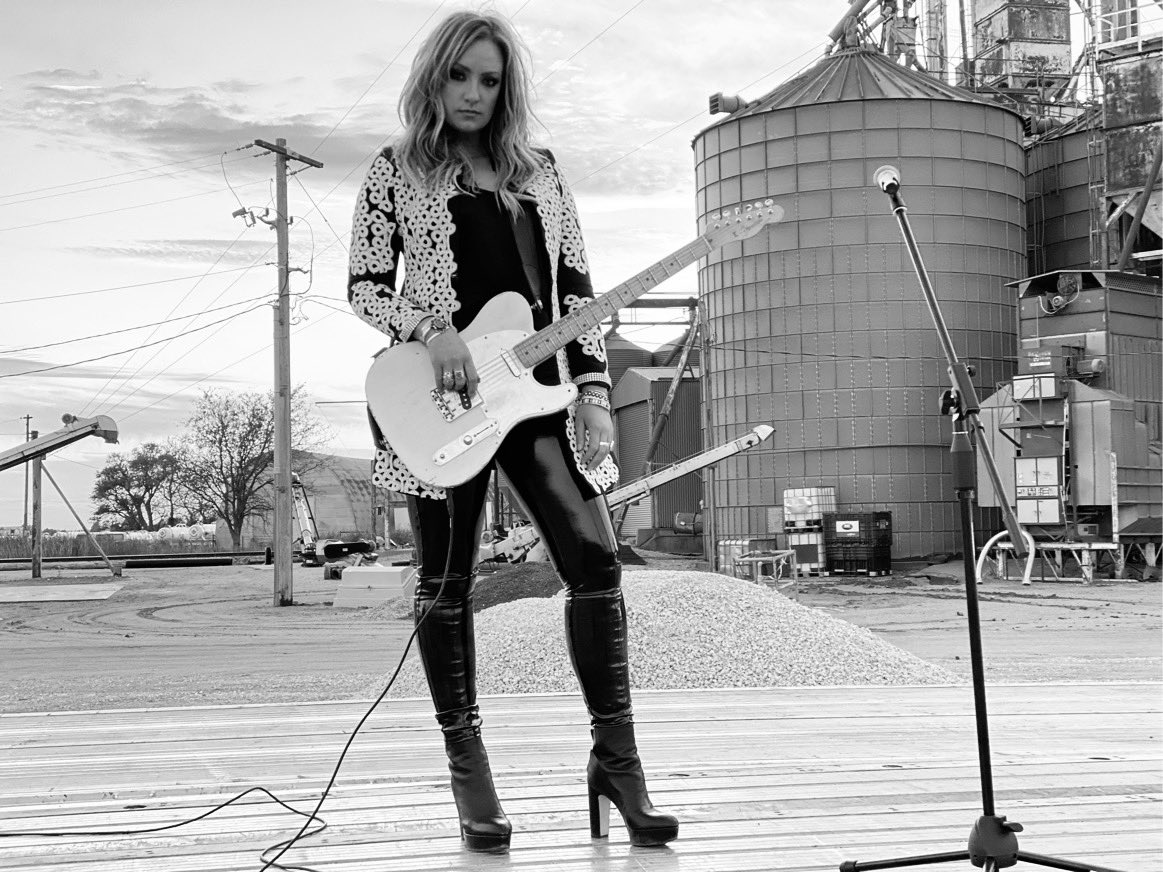 ClareDunnMusic's tweet photo. Bc I can only wear sweat pants &amp; hoodies for so long in 2020...#getemtogether https://t.co/P9TFbpkKxY