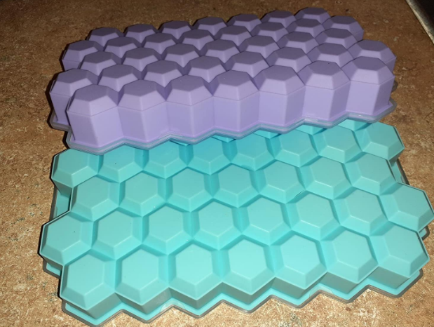 These honeycomb ice cube trays are perfect for cocktails! 

🌈Look, I put them in my cocktail. It tastes better,I like cold drinks!The purple one is my favorite✨
💫Which one do you like?purple or blue?
👉Comment below or DM me to won the free ice cube trays🌟🌟🌟🌟🌟

#IceCube