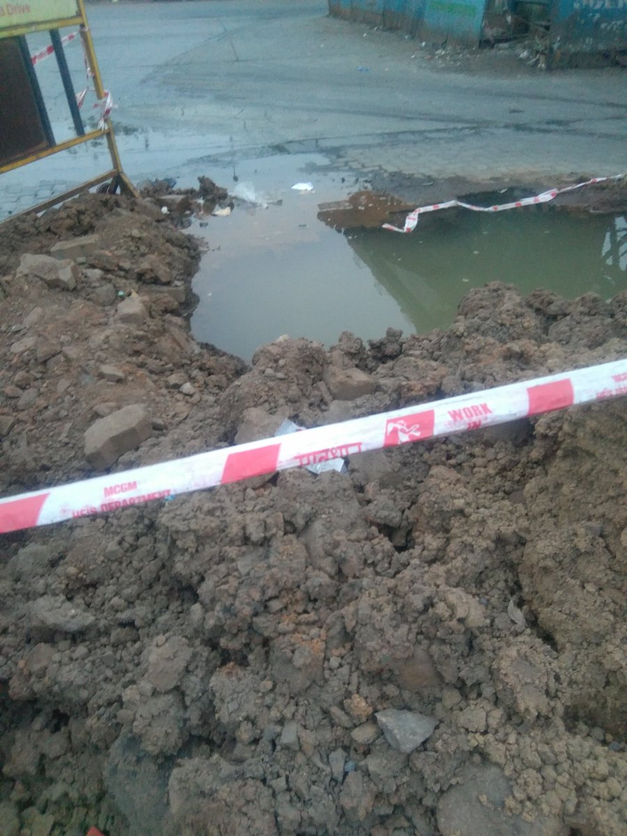 RobnVgs's tweet photo. @mybmc @mybmcWardHE @mybmcHydEngg @AlkaSasane @TMS190 @ks5084 @dsa_charles @mumbai_wakeup huge qty of fresh water going water going waste everyday on CST Rd Kalina at the Kapadia Ngr signal. Water coming out at multiple points. Vidyanagari Parisar ALM https://t.co/3hgyVcSCtP