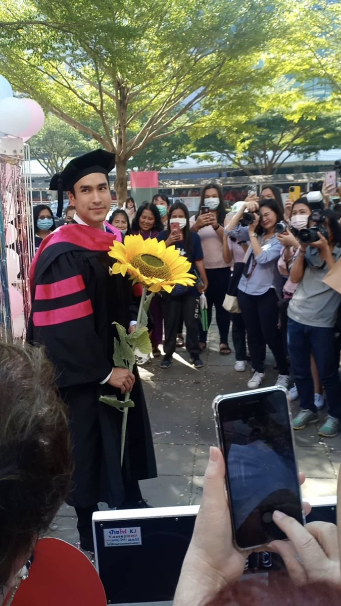 JNOWSND's tweet photo. จบโทแล้ว ยินดีด้วย 🎓🎉🎉🎉 #ณเดชน์ #nadech https://t.co/ahAZugSUDW