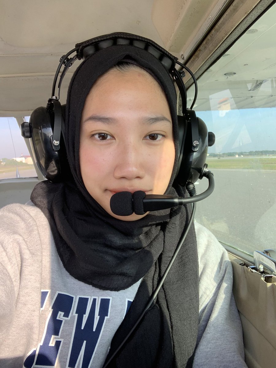 4deliaa's tweet image. me on my first solo vs me now celebrating my 230th flight hour 🥳