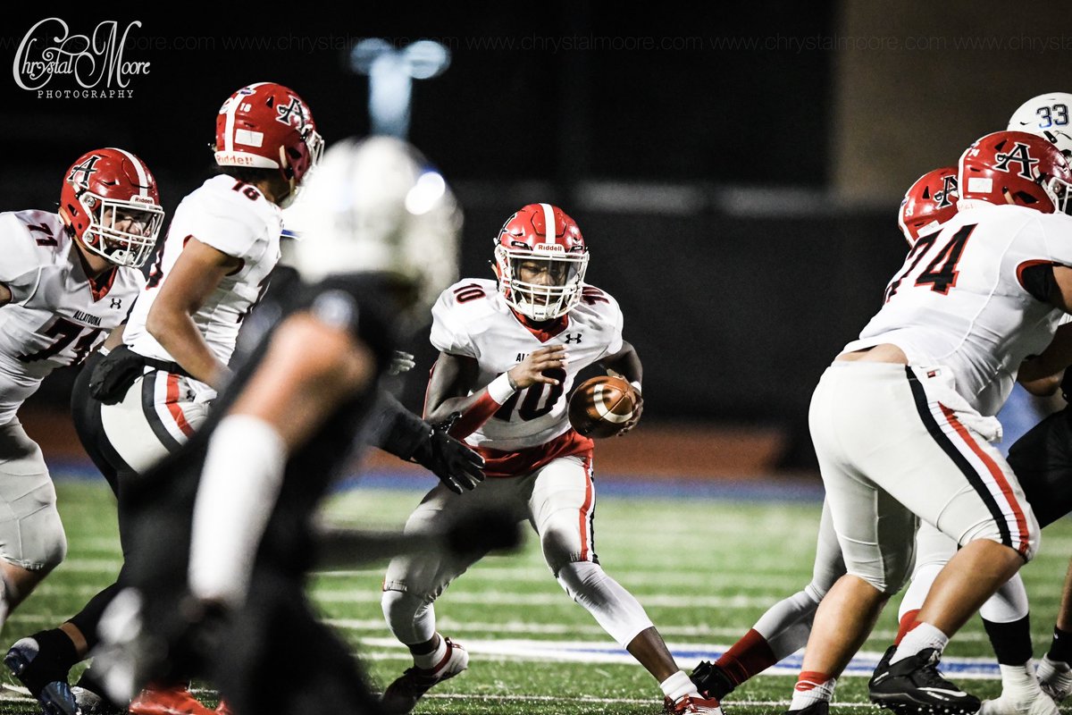 ChrysMoorePhoto's tweet photo. Sad to see this season come to an end but they didn’t go down easy. Final score was 27-24 against Westlake tonight, 12/11/20. Amazing season, Bucs. https://t.co/POoeJw5DcA