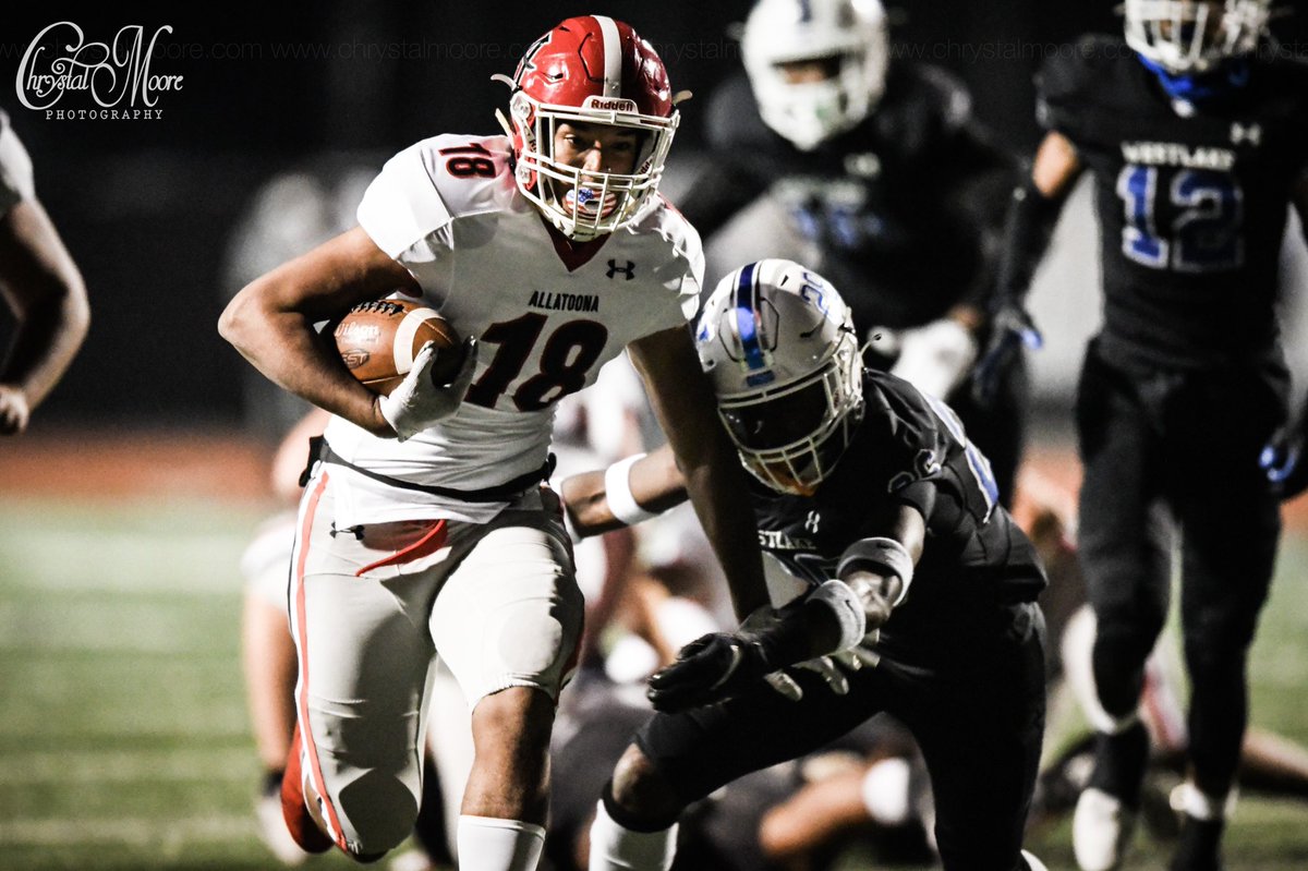 ChrysMoorePhoto's tweet photo. Sad to see this season come to an end but they didn’t go down easy. Final score was 27-24 against Westlake tonight, 12/11/20. Amazing season, Bucs. https://t.co/POoeJw5DcA