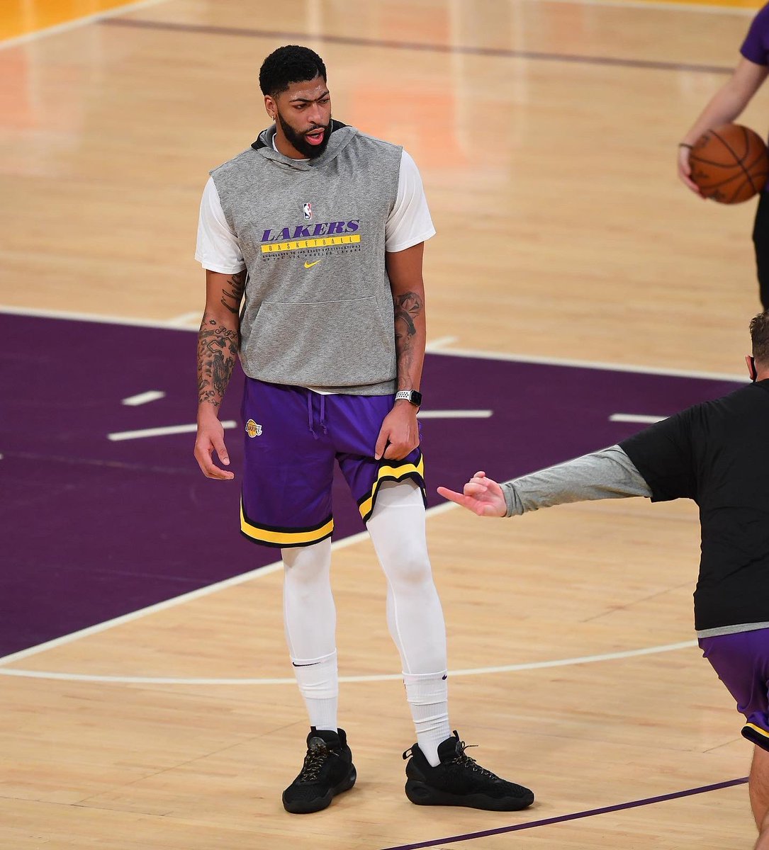 nike cosmic unity on court