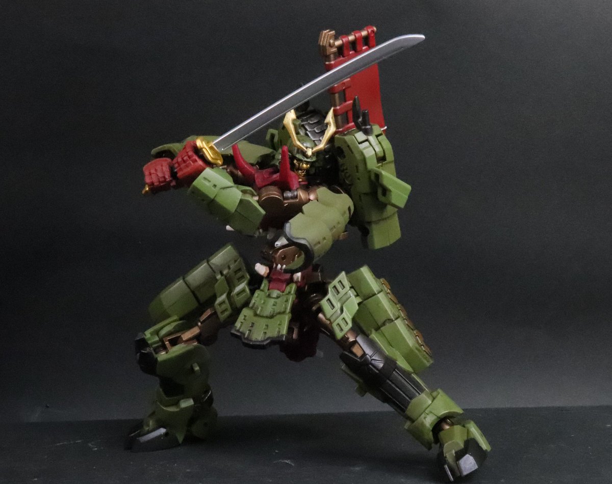 gare_tf's tweet photo. 上半身特に肩周りの可動が秀逸!
ただ、頭部のジョイントがかなり渋く、角飾りの破損に注意を払う必要あり https://t.co/oHYjDScL6n