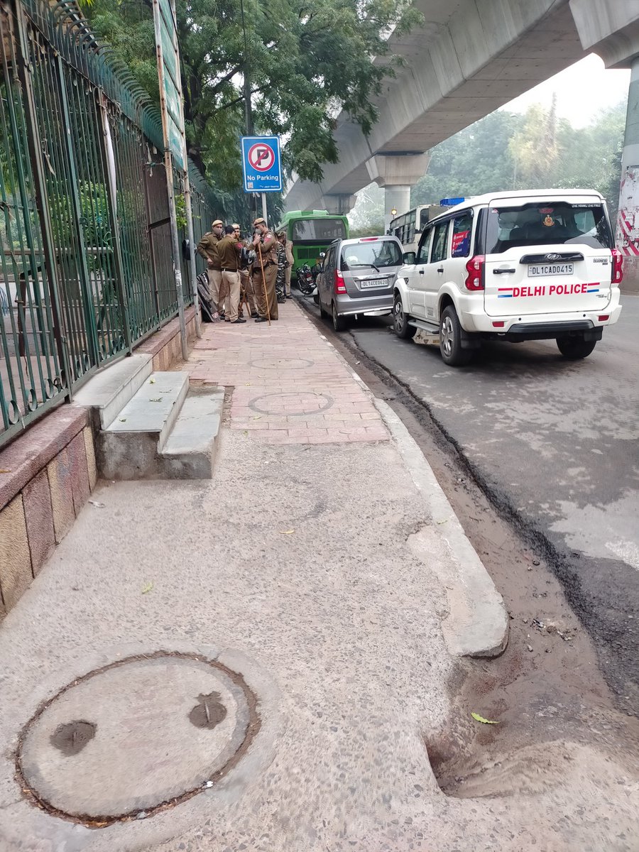 DanishaliJMI's tweet photo. कल हम कुछ छात्र अपनी समस्याएं बताने के लिए vc office or Proctor office गए थे हम कोई हिंसा करने तो गए नहीं थे जो आपने हमें डराने के लिए jamia के सभी gate पर force lga Di kya hame अपनी समस्याएं बताने का भी अधिकार नहीं?
@jmiu_official #JamiaMilliaIslamia #ScrapOnlineProctoredExam https://t.co/pub6gvpePS