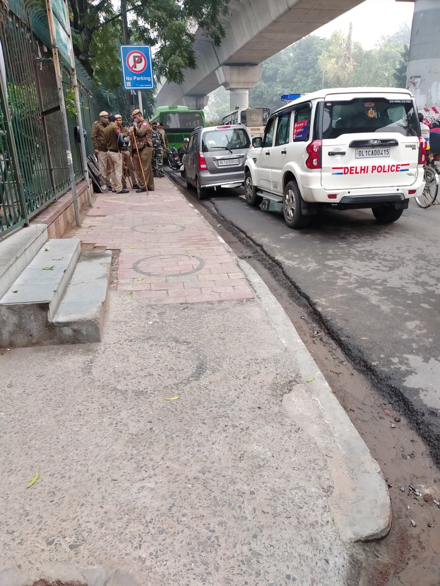 DanishaliJMI's tweet photo. कल हम कुछ छात्र अपनी समस्याएं बताने के लिए vc office or Proctor office गए थे हम कोई हिंसा करने तो गए नहीं थे जो आपने हमें डराने के लिए jamia के सभी gate पर force lga Di kya hame अपनी समस्याएं बताने का भी अधिकार नहीं?
@jmiu_official #JamiaMilliaIslamia #ScrapOnlineProctoredExam https://t.co/pub6gvpePS