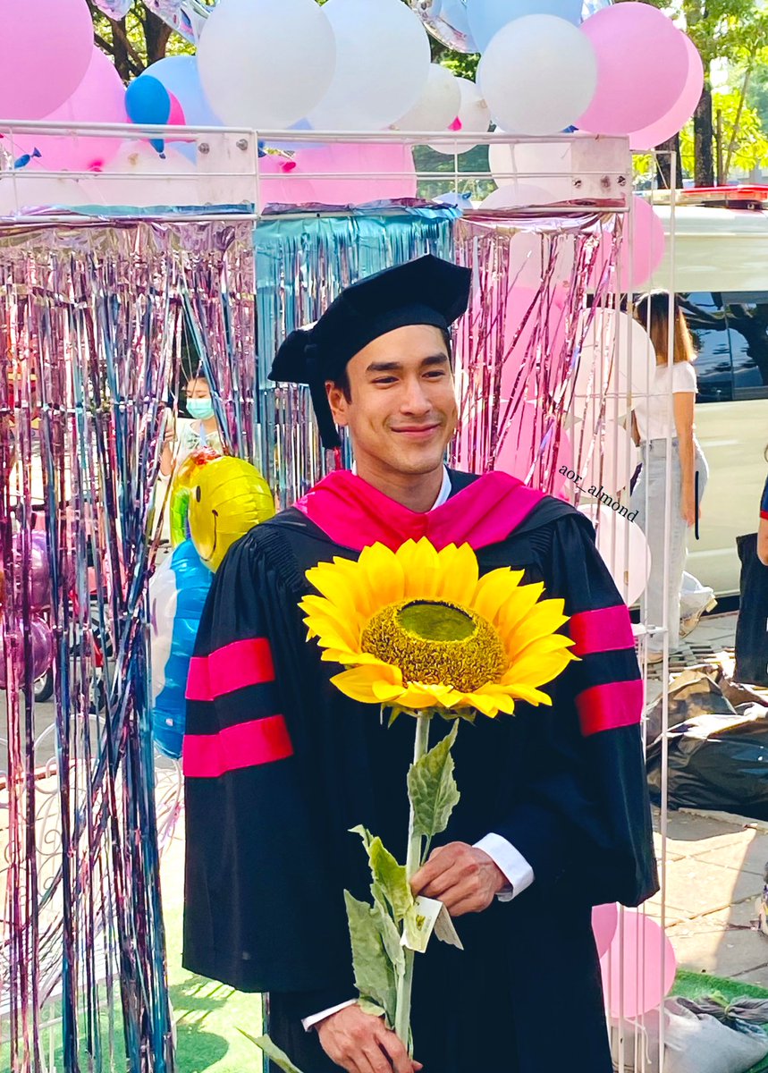 darongie12's tweet photo. Congratulations P'Bear @NadechKugimiy14. A Masters graduate! 🎉 

You already achieve so many things in life. You are an amazing human being.🥺❤ #ณเดชน์ https://t.co/zHvFnVmSBW
