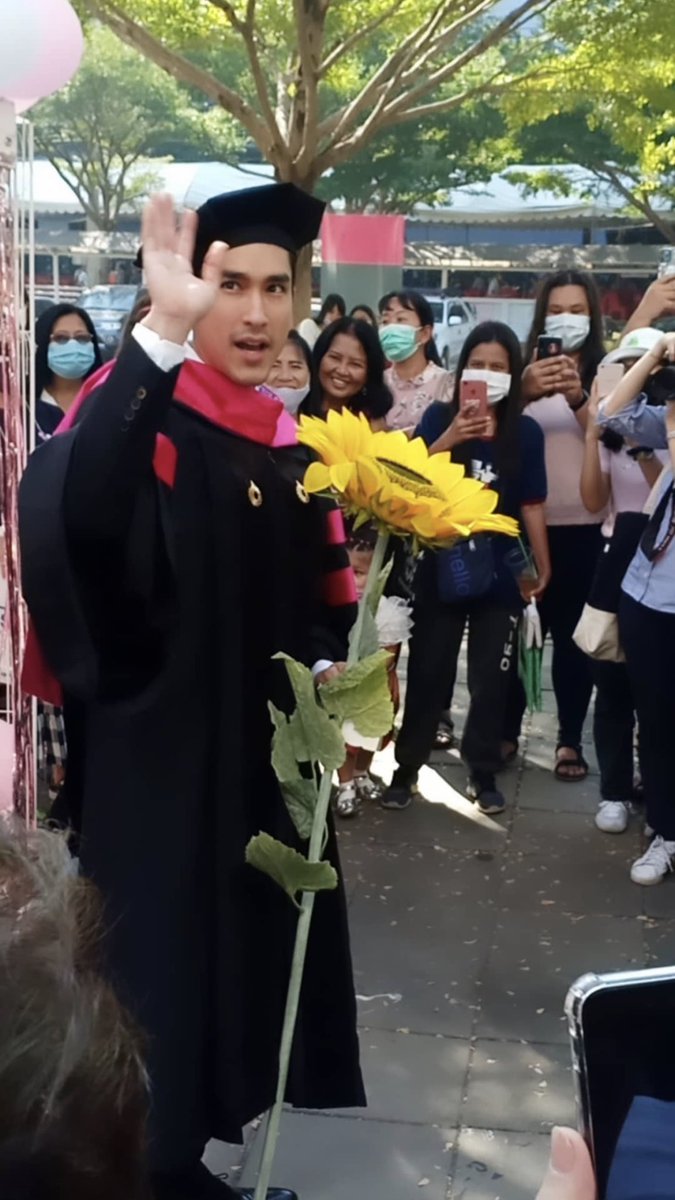 darongie12's tweet photo. Congratulations P'Bear @NadechKugimiy14. A Masters graduate! 🎉 

You already achieve so many things in life. You are an amazing human being.🥺❤ #ณเดชน์ https://t.co/zHvFnVmSBW