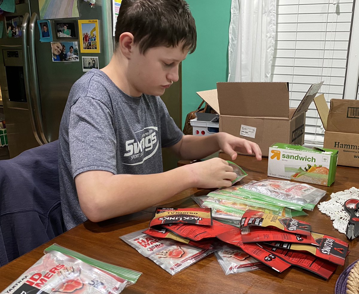 BrandonsRainbow's tweet photo. Making goodie bags for our First Responders, I can’t wait to hand them out! #BeKindEveryDay #TeamBrandon #ServiceProject https://t.co/PgsP9CkyX5