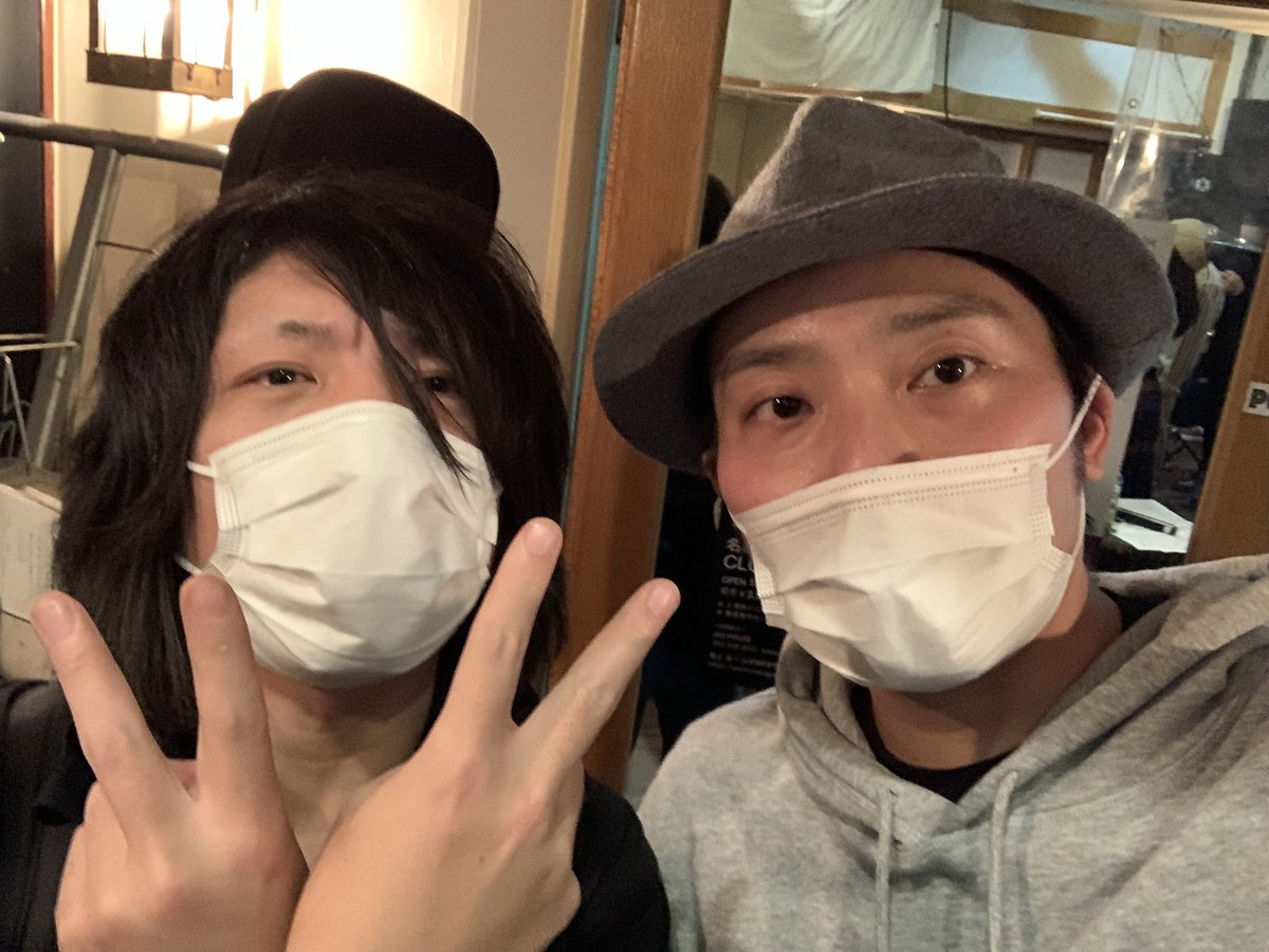kusoiinkaimiura's tweet photo. 昨日のライブで共演した「それでも世界が続くなら」の篠くんと写真撮ってもらいました
空想委員会がデビューするもっと前、千葉のライブハウスに出てた頃からの付き合い
私がソロアルバムをリリースしたらレーベルメイトになります
昨日も圧倒的な歌の力でした
久しぶりに会えて嬉しかった
ありがとう https://t.co/dGdtE6pjus