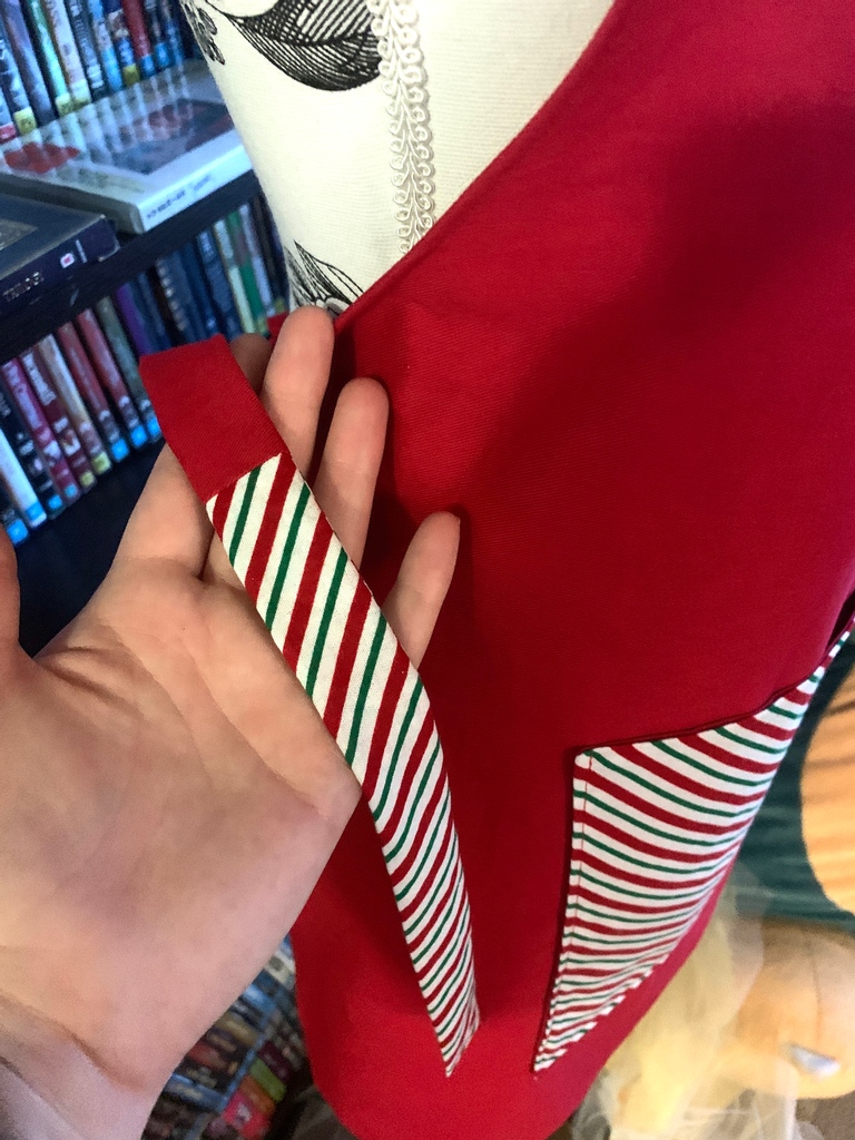 Flickerfoxfun's tweet photo. I love the cute candy cane tails I added to the apron ties #tcraftsbytina

#christmas #christmasapron #christmasshopping #onlineshopping #tistheseason  #christmasgifts #handmadegifts  #supportsmallbusiness #sewing #sewingproject  #timetosew #moresewinglesswork #sewingislife https://t.co/RZ7SjbL1VB