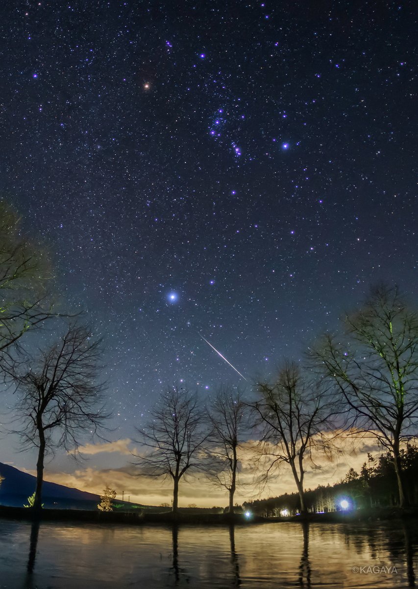 Kagaya ふたご座流星群の流星が増えています ピークは12 13晩 12 14夜明けにかけての夜と思われますが 今夜も見られます 見る方向はどちらでもよく できるだけ広い範囲を眺めるようにして待つのがコツです 写真は以前のふたご座流星群の流星です