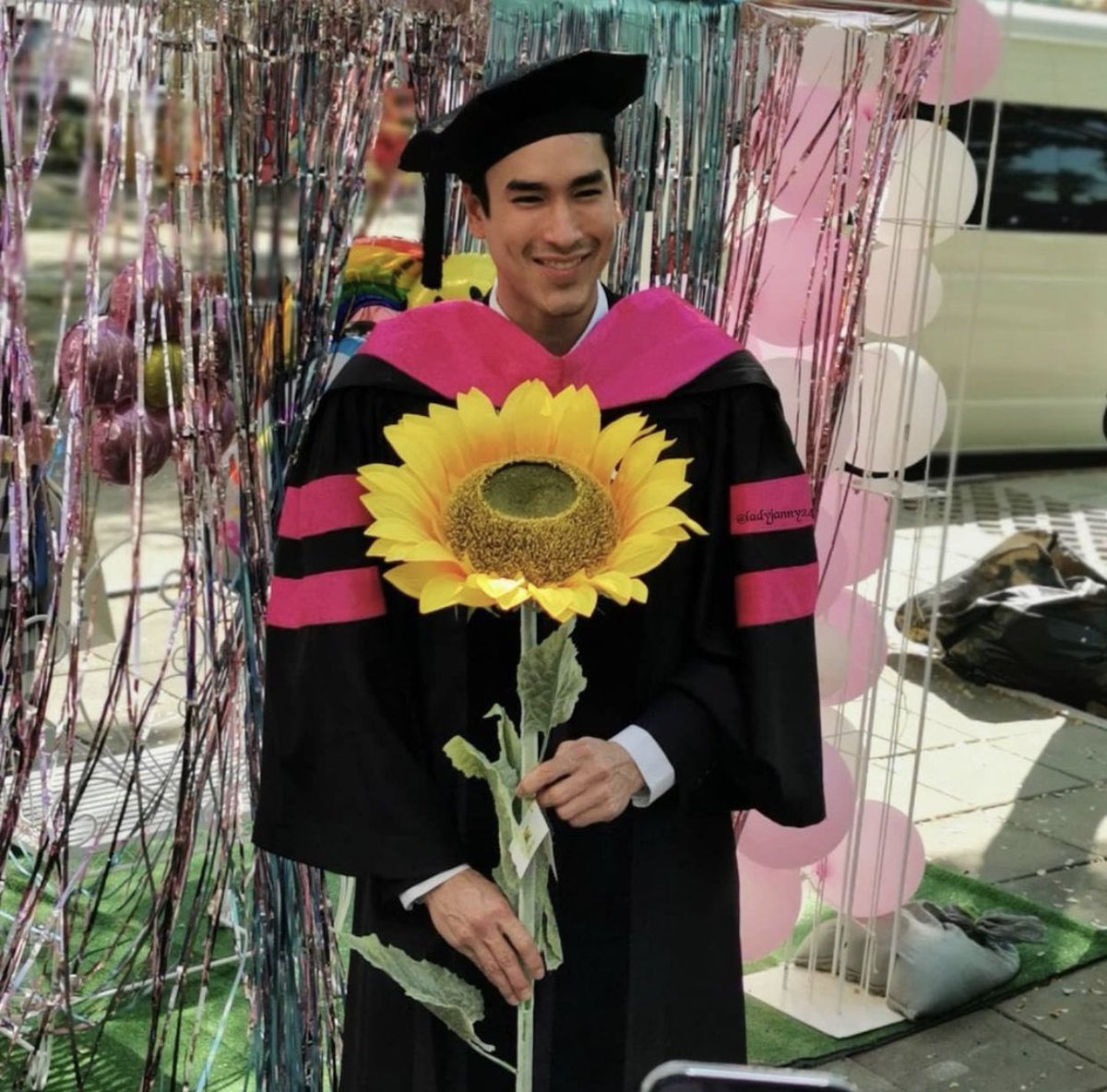 sassymysh's tweet photo. “Wherever life plants you, bloom with grace.”

Congrats P’Nadech! You’re such an inspiration. ❤️

Proud of this guy, always 🌻💕
#nadech #ณเดชน์ https://t.co/P8eq6giXYj