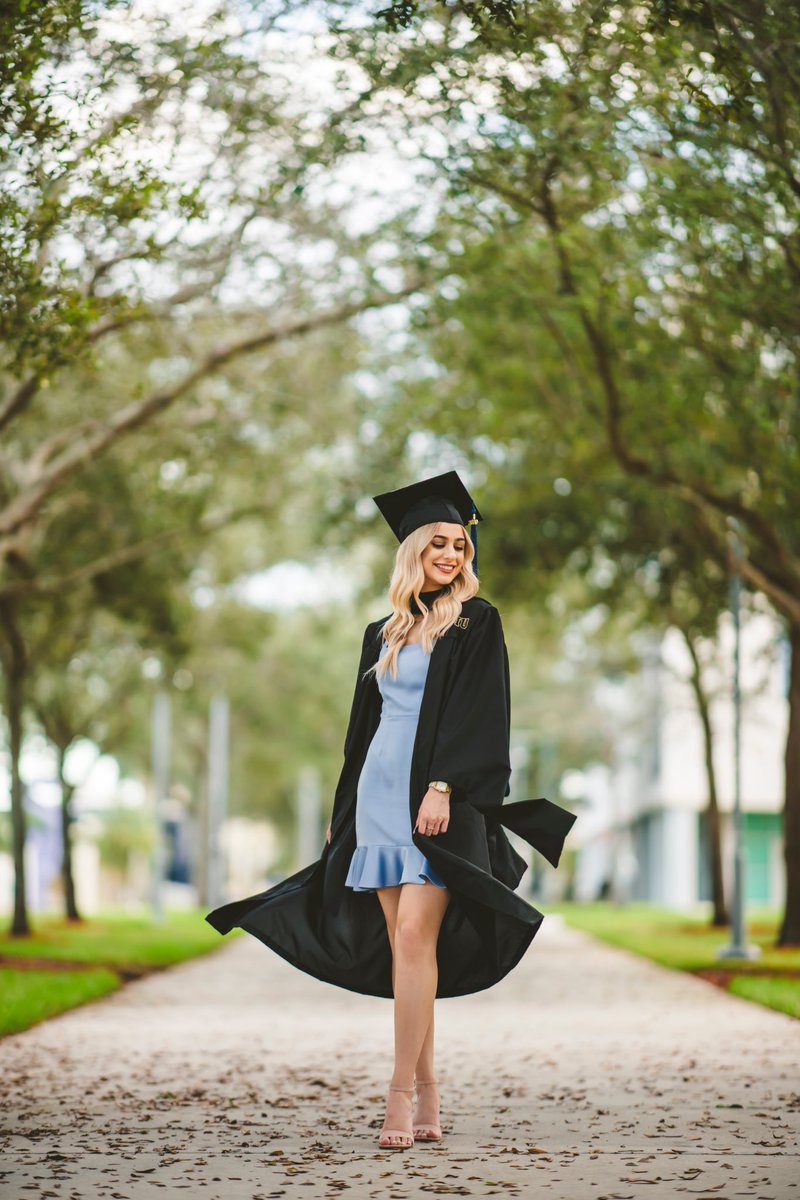 melaniemule's tweet photo. Finally mastered it! 🎓🤍 @FIU @margirentis #FIUGrad https://t.co/yRxXgsNDIg