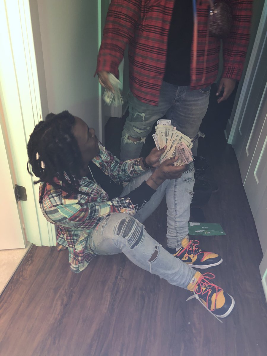 FLAWLESSLUCKI's tweet photo. Lol 😂😭 dude didn’t even know I was taking a picture #DASHBOY 🦅 https://t.co/BSOiHyXvhd
