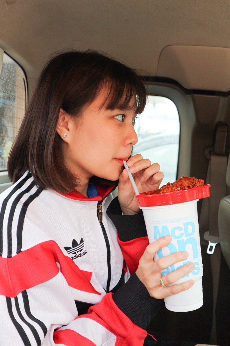 pokkong_'s tweet photo. 🥤🍗Mcdonald’s ออกเมนูใหม่ให้เราอิ่มคุ้มระหว่างเดินทางจัดมาหนึ่งชุดกับเมนู #Snack2Go เสิร์ฟโค้กพร้อมไก่ทอดเกาหลี3ชิ้นในราคา85฿ ลิ้มรสไก่กรอบคลุกซอสเข้มข้นสไตล์เกาหลีพร้อมโค้กซ่าสดชื่นสะใจ เข้ากันมากๆ สามารถซื้อผ่าน Drive thru ที่แมคทั่วปท.เลยสะดวกมาก #McDxCoke #อร่อยซ่าได้ทุกที่ https://t.co/oORErOigqt