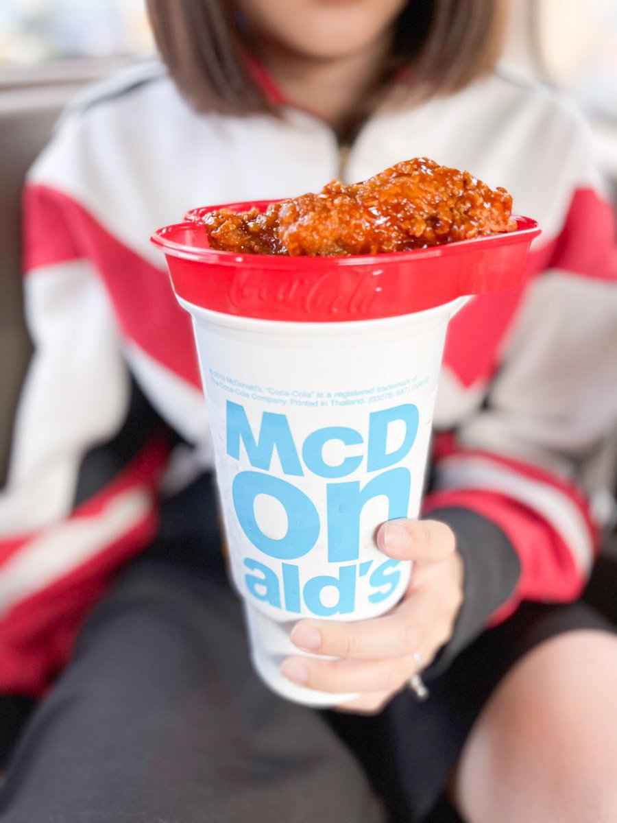pokkong_'s tweet photo. 🥤🍗Mcdonald’s ออกเมนูใหม่ให้เราอิ่มคุ้มระหว่างเดินทางจัดมาหนึ่งชุดกับเมนู #Snack2Go เสิร์ฟโค้กพร้อมไก่ทอดเกาหลี3ชิ้นในราคา85฿ ลิ้มรสไก่กรอบคลุกซอสเข้มข้นสไตล์เกาหลีพร้อมโค้กซ่าสดชื่นสะใจ เข้ากันมากๆ สามารถซื้อผ่าน Drive thru ที่แมคทั่วปท.เลยสะดวกมาก #McDxCoke #อร่อยซ่าได้ทุกที่ https://t.co/oORErOigqt