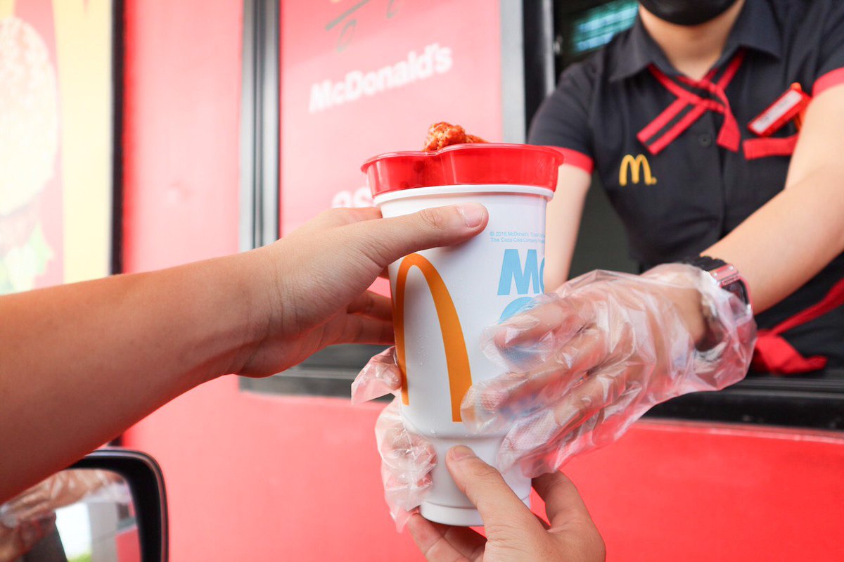 pokkong_'s tweet photo. 🥤🍗Mcdonald’s ออกเมนูใหม่ให้เราอิ่มคุ้มระหว่างเดินทางจัดมาหนึ่งชุดกับเมนู #Snack2Go เสิร์ฟโค้กพร้อมไก่ทอดเกาหลี3ชิ้นในราคา85฿ ลิ้มรสไก่กรอบคลุกซอสเข้มข้นสไตล์เกาหลีพร้อมโค้กซ่าสดชื่นสะใจ เข้ากันมากๆ สามารถซื้อผ่าน Drive thru ที่แมคทั่วปท.เลยสะดวกมาก #McDxCoke #อร่อยซ่าได้ทุกที่ https://t.co/oORErOigqt
