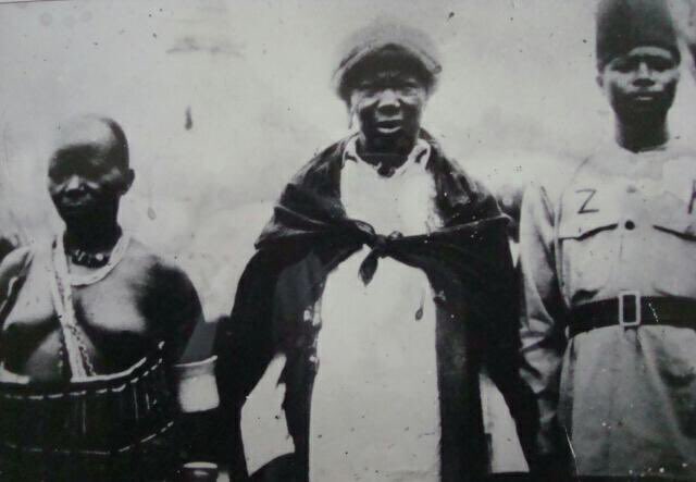 ayubu_madenge's tweet photo. Chifu Nyerere Burito,baba yake Mwalimu alikuwa na wake 22,hakujua kusoma wala kuandika,hakuwa na dini,akatawala kwa miaka 30 na akaishi miaka 82.Wazungu walimshawishi awe Mkristu,akakubaliana nao kwa mambo mengi ila swala la mkristu kuwa na mke 1 akaligomea,wakashindwa kuelewana. https://t.co/IF99nJTBTy