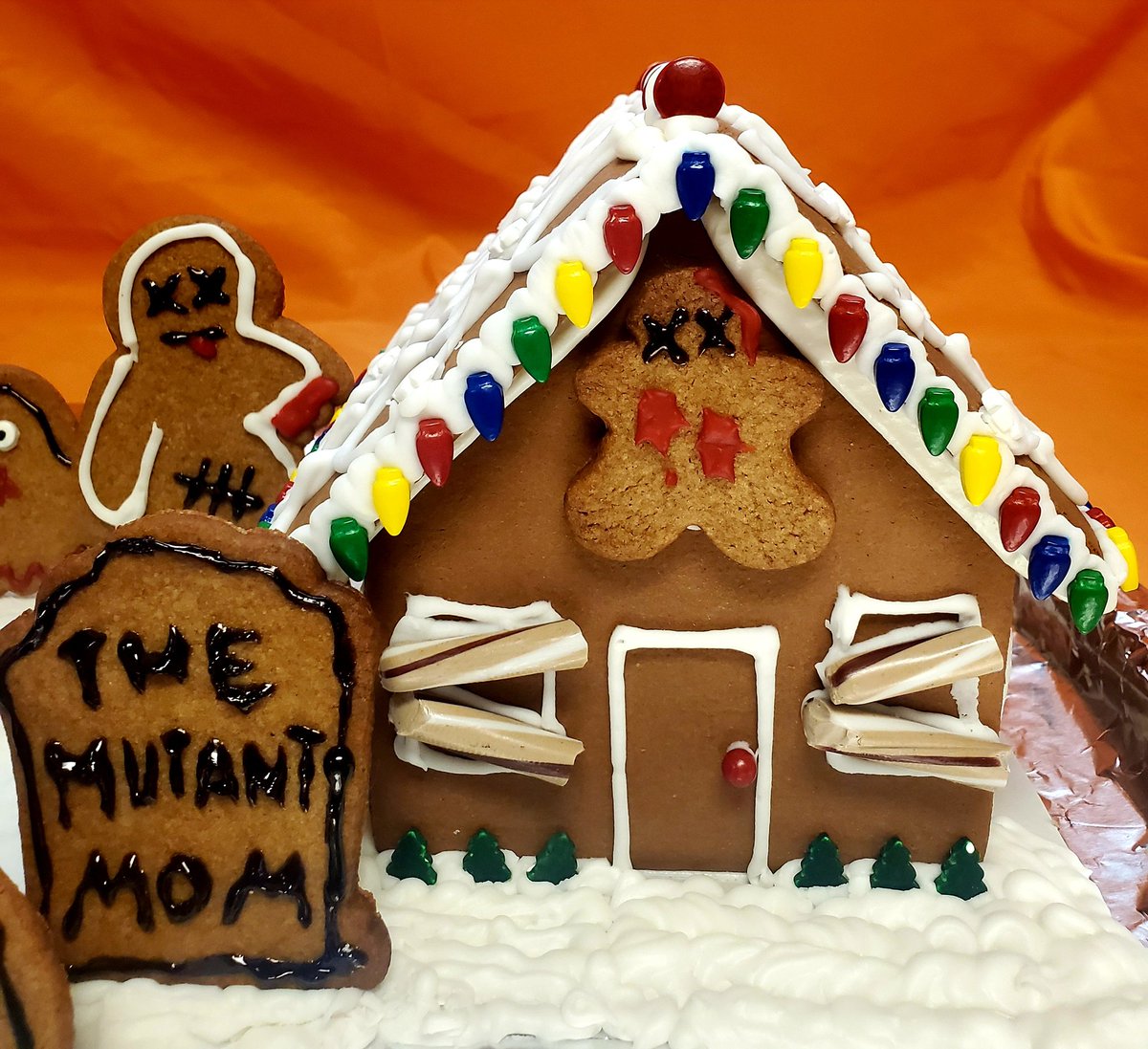 Tonight on The Mutant Mom Menu the drive-in never dies and neither do these gingerdead men 🧟🧟‍♀️🧟‍♂️
Happy holidays from this mutant family to yours 🍻 #JoeBobSavesChristmas <a href="/kinky_horror/">Diana “Darcy the Mail Ghoul” Prince 🎃💌</a> <a href="/SetDarcyFree/">Darcy T. Mailgrrrl</a> <a href="/therealjoebob/">Joe Bob Briggs</a>