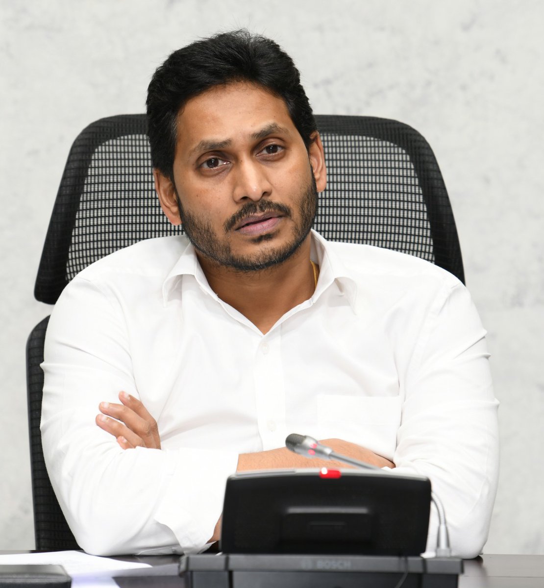 Smiritha1's tweet photo. ఏలూరులో పలువురి అస్వస్థతకు కారణాలపై కేంద్ర వైద్య బృందాలు, వివిధ సంస్థల నిపుణులు, అధికారులతో క్యాంపు కార్యాలయం నుంచి సీఎం వైయస్‌ జగన్‌ వీడియో కాన్ఫ‌రెన్స్‌. ఎన్‌ఐఎన్, ఐఐసీటీ, ఎయిమ్స్‌ ఢిల్లీ, ఎయిమ్స్ మంగళగరి, ఎన్‌ఈఈఆర్‌ఐ (నీరీ), సీసీఎంబీకి చెందిన నిపుణులు త‌దిత‌రులు పాల్గొన్నారు. https://t.co/ASx0i0Gh7P