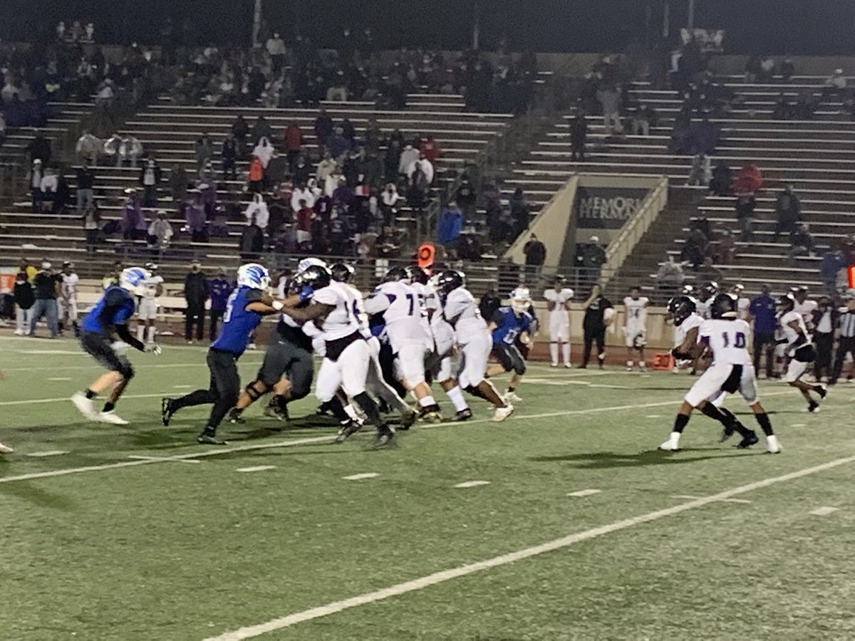 LindaleAthleti1's tweet photo. Eagles win thriller 31-28. Unbelievable kids and coaches. Lindale Fans were outstanding. ATT here come the Lindale Eagles https://t.co/FbVDtlQBuz