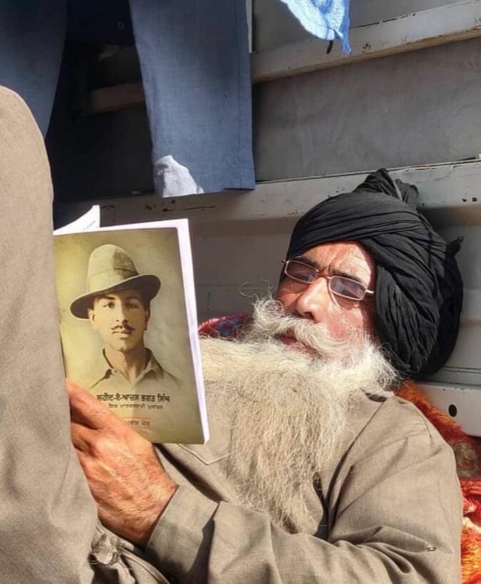 ☭ avin⚓ ☭ on Twitter: "What a sight ! Two revolutionaries meeting each other. A protesting farmer is reading about legendary Bhagat Singh! Photo courtesy- Kirandip Singh https://t.co/qVkL8gt7N7" / Twitter