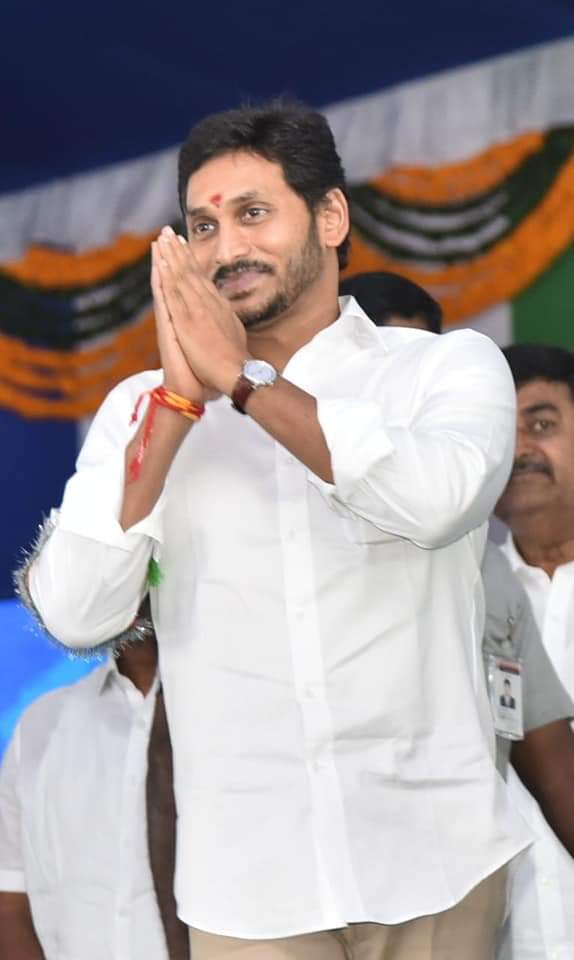 Smiritha1's tweet photo. ప్రజలకు మంచి చెయ్యాలని వచ్చాను - మంచి చేసి తీరుతాను.
ఎన్ని దుష్ట శక్తులు అవహేళన చేసిన అవమానించిన ప్రజల కోసం ఓపికగా భరిస్తాను - మీ @ysjagan 

#1YearForYSJaganAneNenu @ysjagan @YSRCParty @RojaSelvamaniRK @AndhraNewsAP https://t.co/LFdlyNFTgN