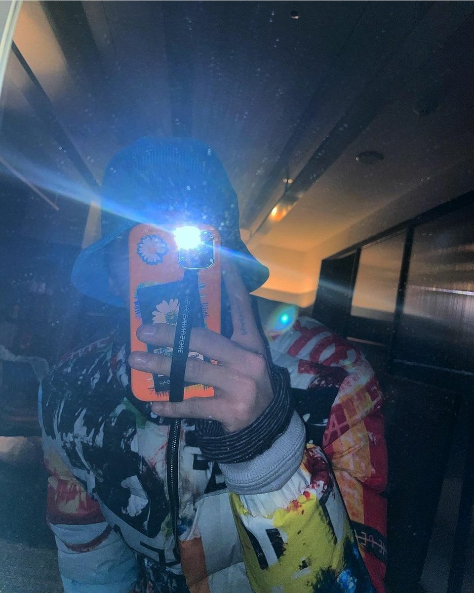 Lina71115207's tweet photo. @IBGDRGN update on G-dragons Instagram 🐉 #bigbanggdragon #bigbang #bigbanggd #GD #kpop #vip #KingOfKop #Gdragoncomback #GDRAGONISCOMING #GDRAGON #GDupdate #Gdragonupdate https://t.co/E7awCmE5gv