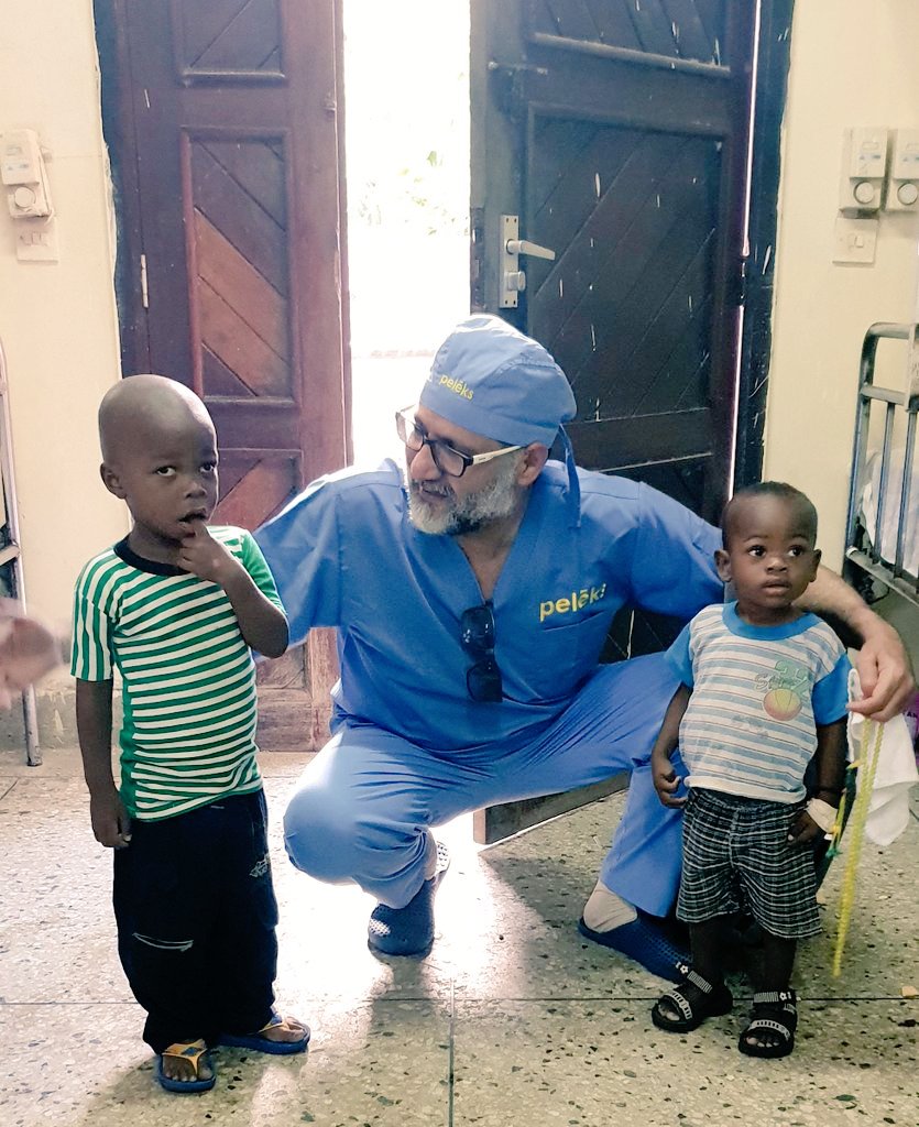 سأل متعجباً :: كيف قدمت على جائزة الشيخ حمدان للتميز في المجال الطبي؟
لم أقدم عليها ...أبحرتُ في عالم أحباب الله الفقراء والمحتاجين
وجدت السعادة على مدار 25 عام من خلال القليل من خدماتي الطبية المتواضعه 
فرفعها الله بقدرته وكرمه
لا ترجو ما بيد الناس يكفيك الله عطاءً دونيا وآخره