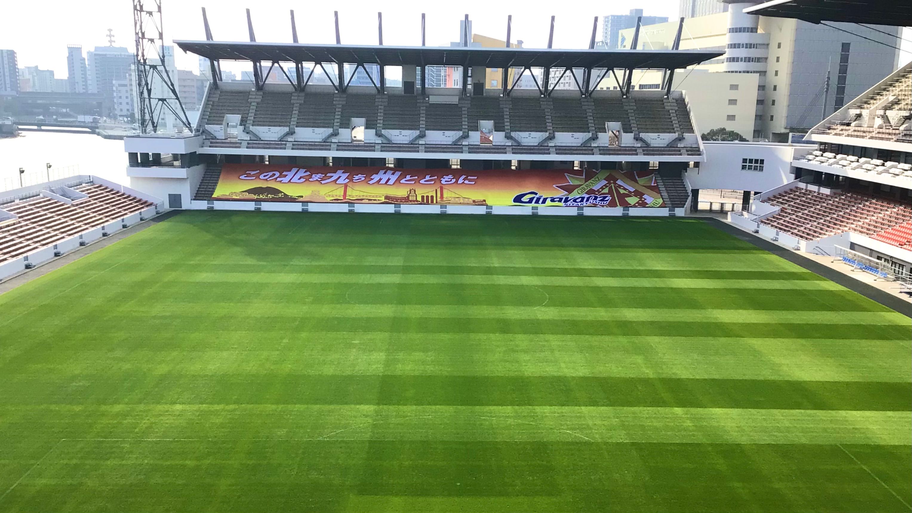 好きっちゃ北九州 北九州市公式 アツい想いが形となって ビッグフラッグに ギラヴァンツ 10周年ビッグフラッグが 一般公開されました 明日12 13 日 の試合で 玉井社長からファン サポーターの代表者に贈呈されます 一般公開は12 26 土 12時 15
