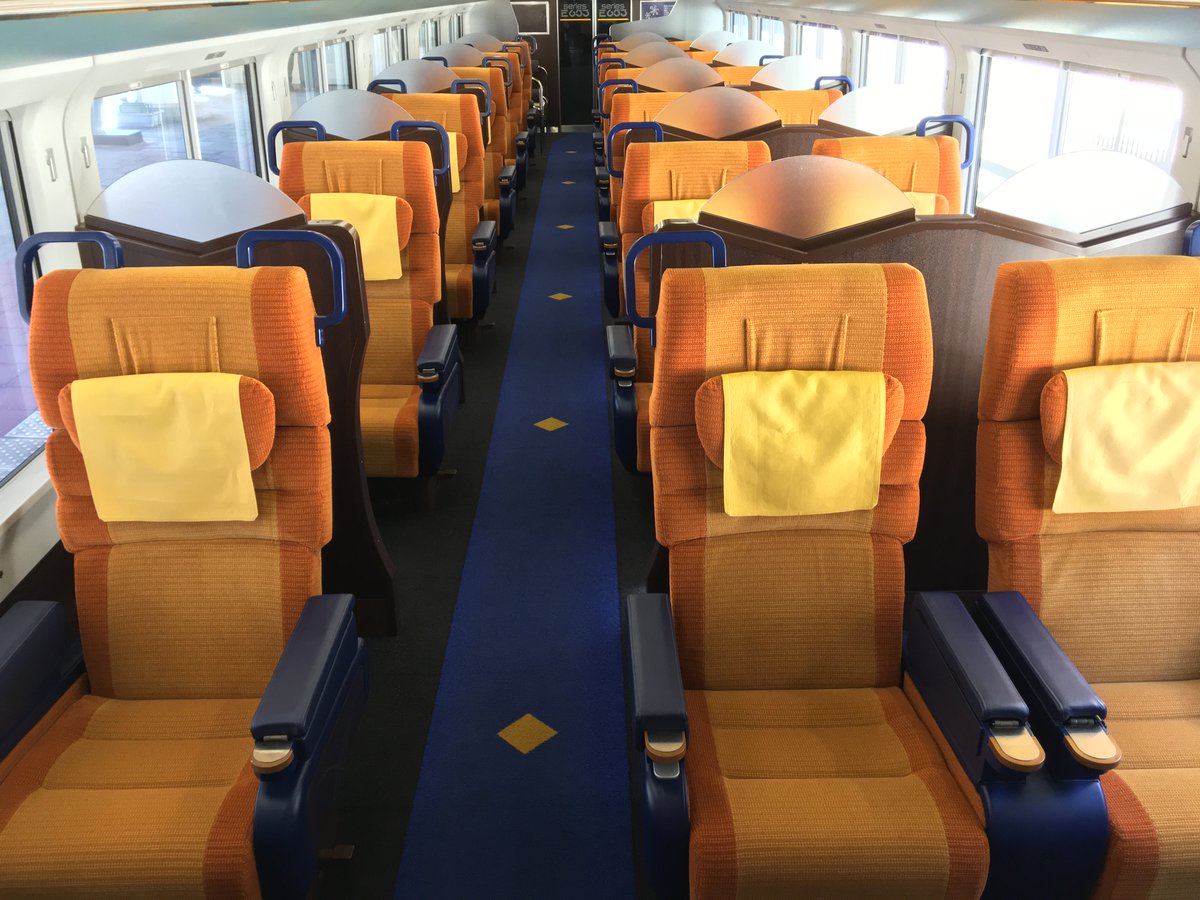 Let's Inaho! This Limited Express makes its way up the Sea of Japan coast from Niigata to Akita, using this fabulously bubbly E653 train.The Green Car seats are an eyewateringly 90s orange —though you can't see them when seated — and has these unusual separators between rows.