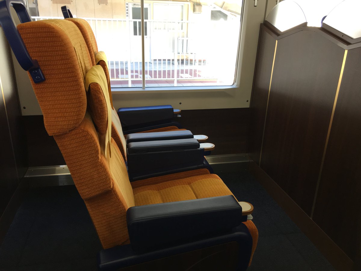 Let's Inaho! This Limited Express makes its way up the Sea of Japan coast from Niigata to Akita, using this fabulously bubbly E653 train.The Green Car seats are an eyewateringly 90s orange —though you can't see them when seated — and has these unusual separators between rows.