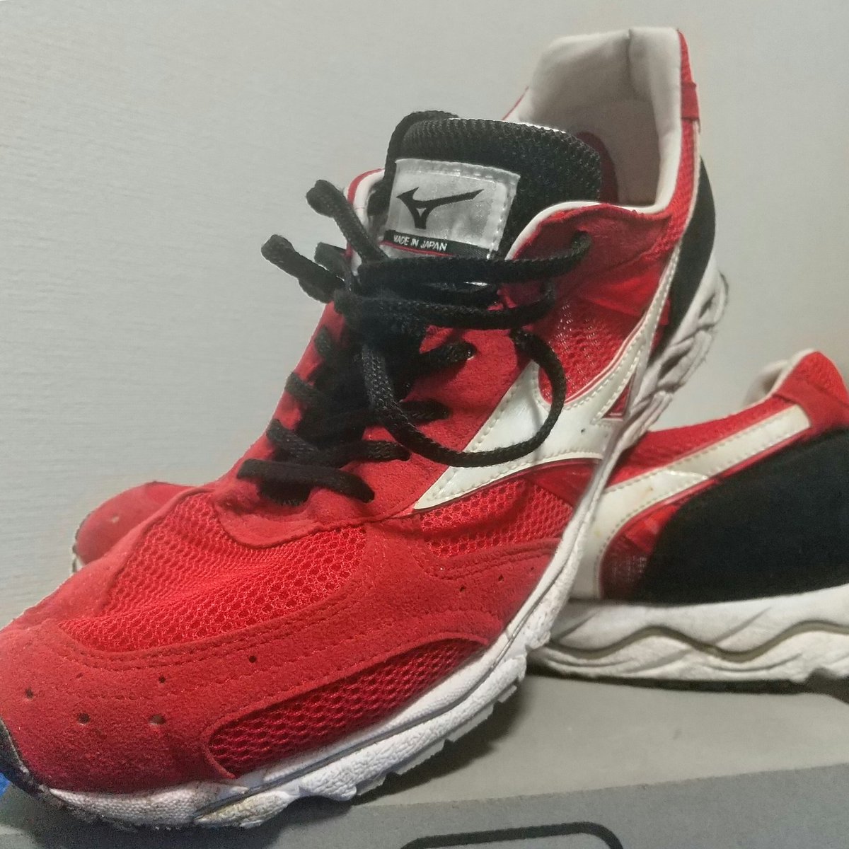 hashitobi44's tweet photo. 約3年前に初めて買ったレース用シューズ。実はミズノプレートがフルレングスで入っている店舗限定のもの。この間、出たマラソンは全てこの靴で走りました。3:26:30から2:57:58まで御世話になりました🙇今日のぼっちフルで無事引退です。
#WaveEmperor3 #MIZUNO https://t.co/N5ICrPIXWQ