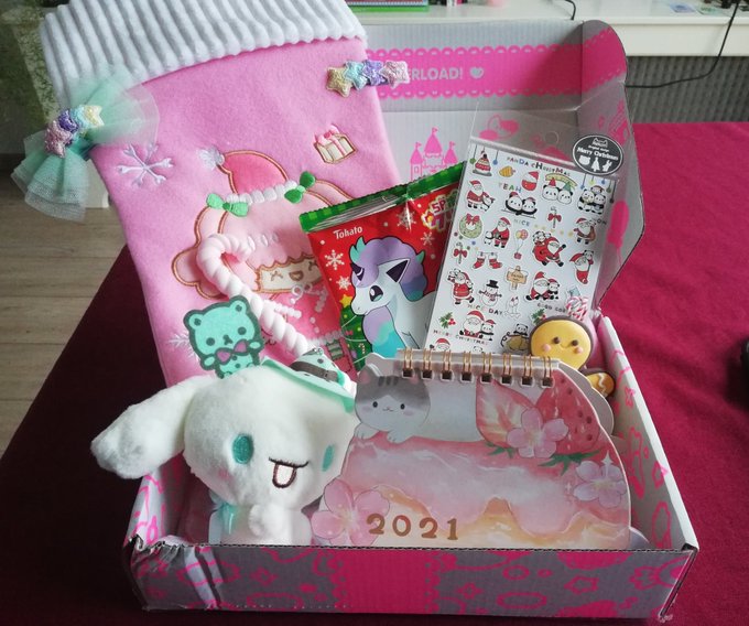 I need everyone to gaze upon this cuteness. Especially the gingerbread man who I DESPERATELY want to<a href="/tag/kawaiibox"class="tags"><span>#kawaiibox</span></a>