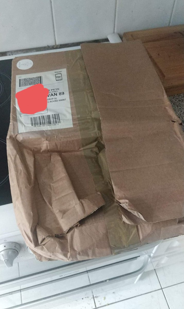 Dechoux's tweet photo. @Hermesparcels I had 3 parcels delivered to customers yesterday in this sorry state. One of them had an item missing out of it too. The boxes were damp like they'd been out in the rain! Please advise me what can be done about this. https://t.co/OkhQ9R0KZX