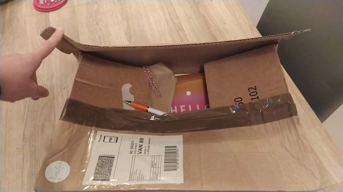 Dechoux's tweet photo. @Hermesparcels I had 3 parcels delivered to customers yesterday in this sorry state. One of them had an item missing out of it too. The boxes were damp like they'd been out in the rain! Please advise me what can be done about this. https://t.co/OkhQ9R0KZX