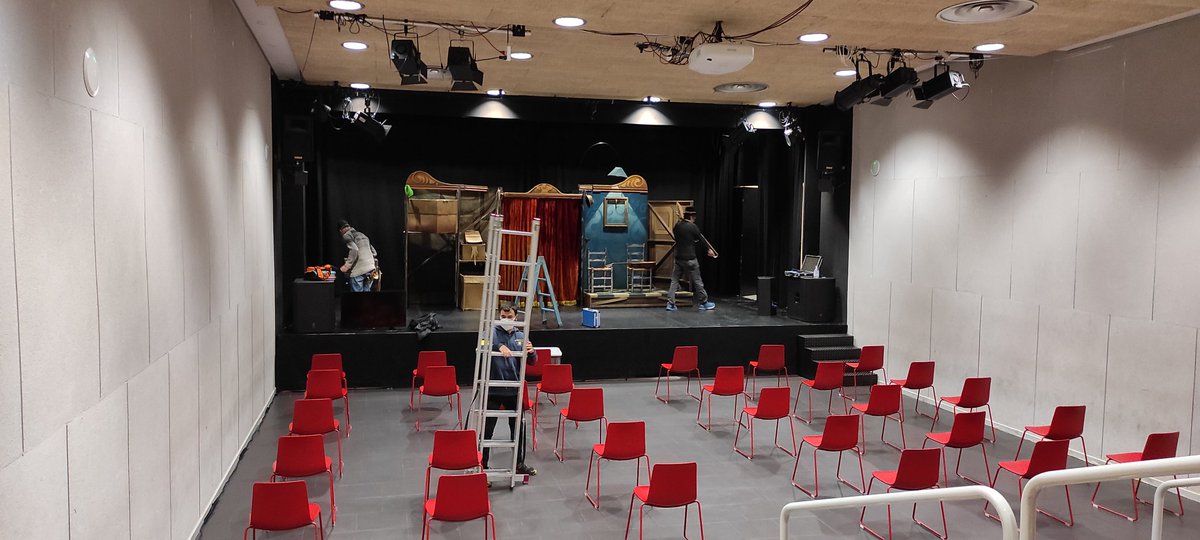 Fundacio3Turons's tweet photo. 🎭 [TEATRE ACCESSIBLE] 
Fent els preparatius!
Avui a les 12h a @CCTomasaCuevas teatre familiar accessible amb  CÖSMIX de la companyia  @Teatremobil.
📄Col·laborem en la subtitulació com a #PassarVia amb @fdc_cat.
@BCN_Accessible https://t.co/mRC1GqpJT7