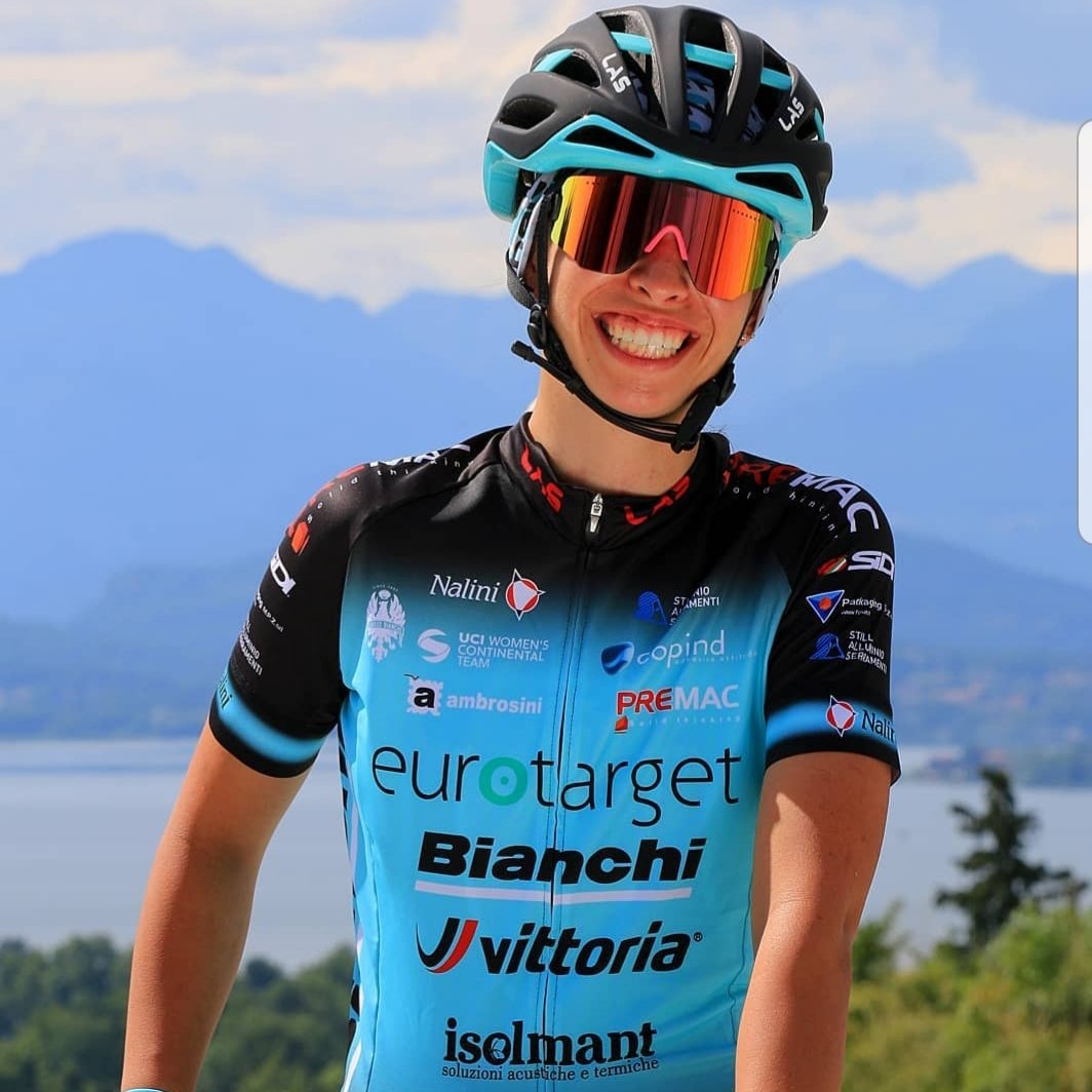 🥉 #GiroRosa In a super performance to finish her first ever #UCIWWT stage race in 85th place, our overall Maglia Nera lioness was <a href="/Ary_downeyjr/">Arianna Sessi</a> #EurotargetBianchiVittoria. Arianna, dreams also come true at the the back of the peloton.
📷 F Ossola | Getty Images | Velofocus