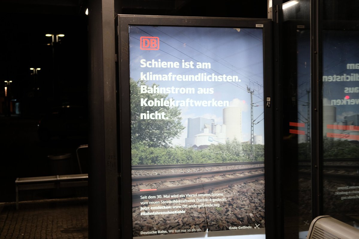 Die <a href="/DB_Bahn/">Deutsche Bahn Personenverkehr</a> bezieht, entgegen dem Abraten der Kohlekommission, ein Viertel ihres Stroms aus dem neuen Steinkohlekraftwerk #Datteln4, wo u.a. Kohle aus Kolumbien und Russland verbrannt wird, welche unter unmenschlichen und widerlich-naturfeindlichen Bedingungen abgebaut wird.