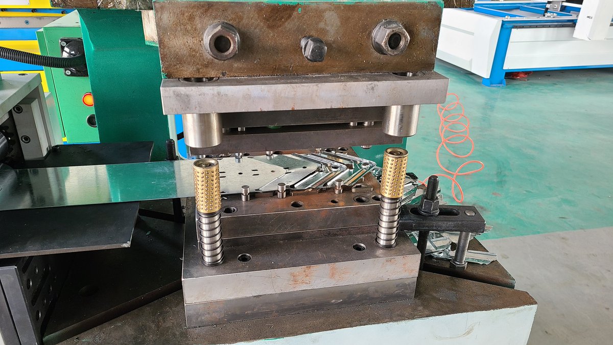 BLKMA_Machinery's tweet photo. #BLKMA Auto duct corner production line
It can produce 3,600 air duct corners per hour.
#DuctMachine
#ductwork
#DuctCorner https://t.co/fFoVidav3n